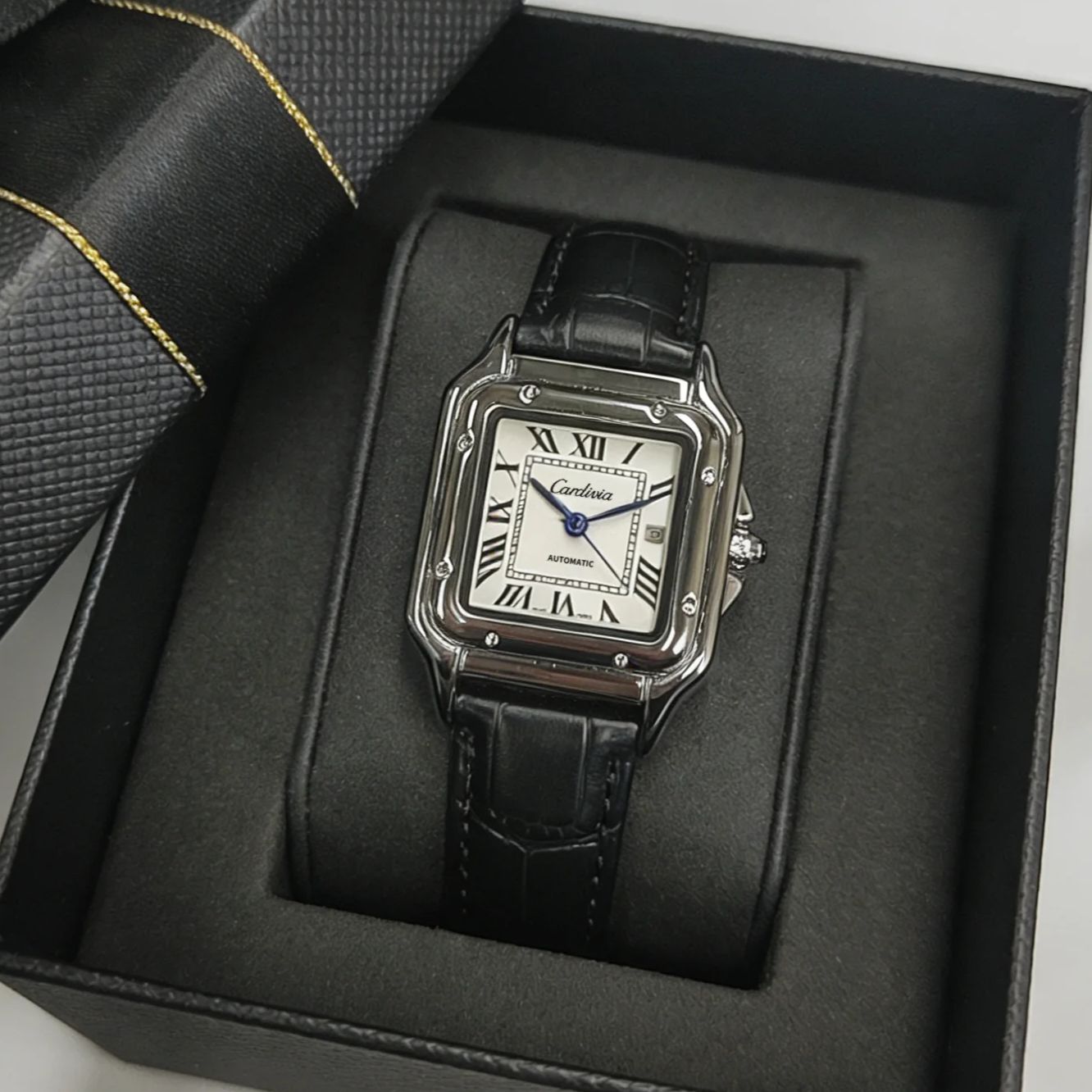 로마 숫자 다이얼, 블랙 가죽 스트랩, 스테인레스 스틸 - Cartier Watch Tank 리뷰 및 가격